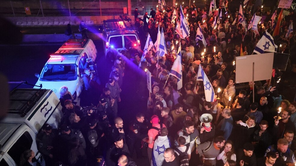 إسرائيل: احتجاجات على خلفية إقالة الحكومة لقائد منطقة تل أبيب (فيديو)