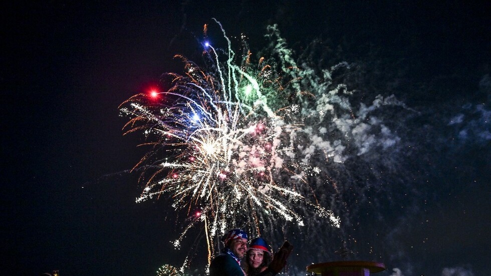 بالفيديو.. شبان يطلقون مفرقعات نارية على الشرطة الأمريكية