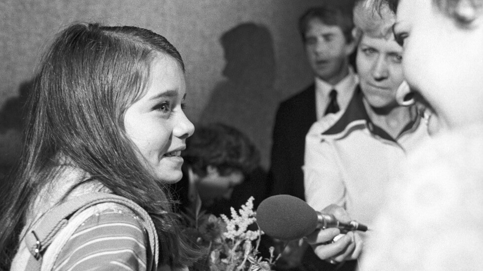 سامانثا سميث.. حمامة سلام ودب يلهو! (فيديو)