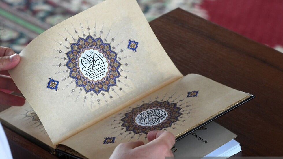 البرلمان الباكستاني يطالب السويد بإدانة تصرفات الشخص الذي أحرق المصحف