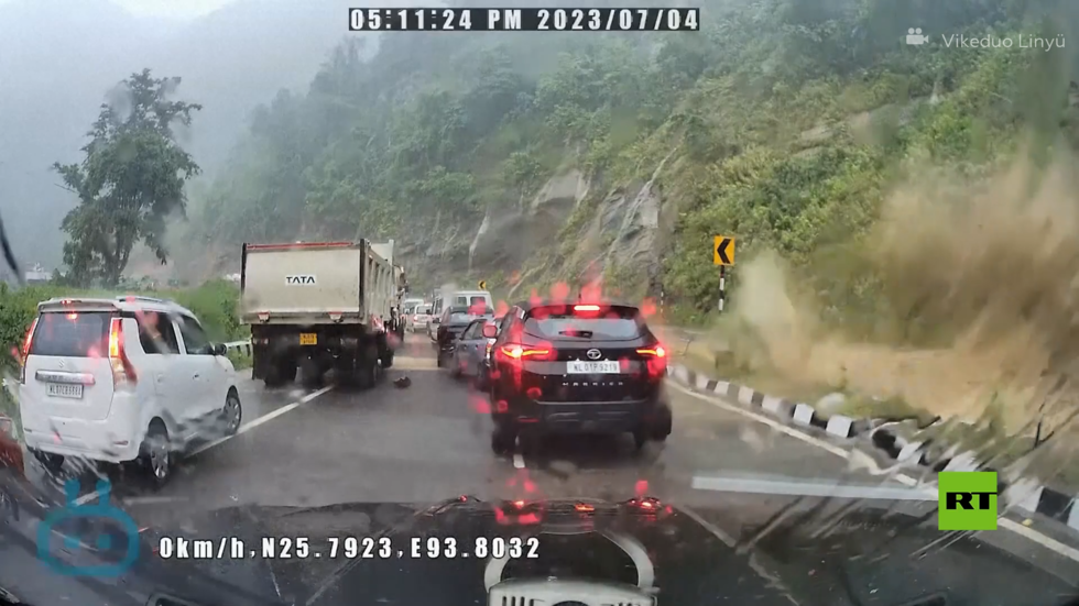 شاهد.. صخرة عملاقة تظهر فجأة وتسحق سيارات في حادث مريع بالهند