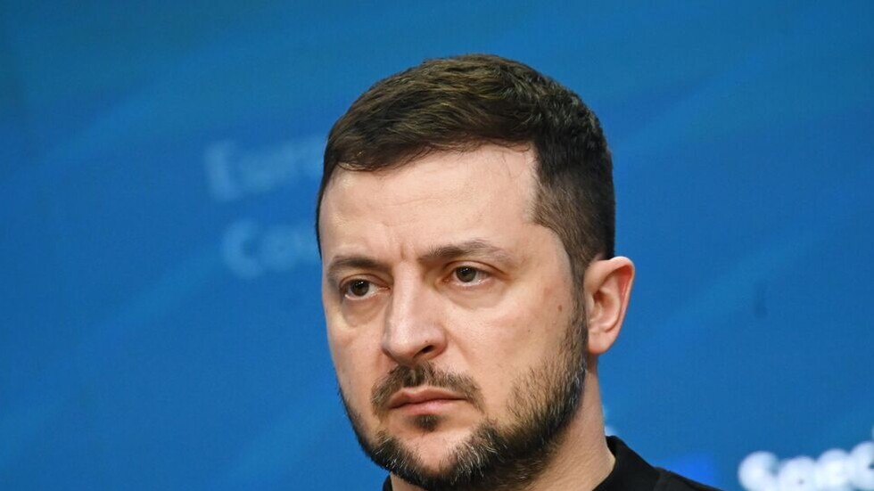 "اللعنة عليك!".. مواطن بلغاري يعترض موكب زيلينسكي بالصليب (فيديو)