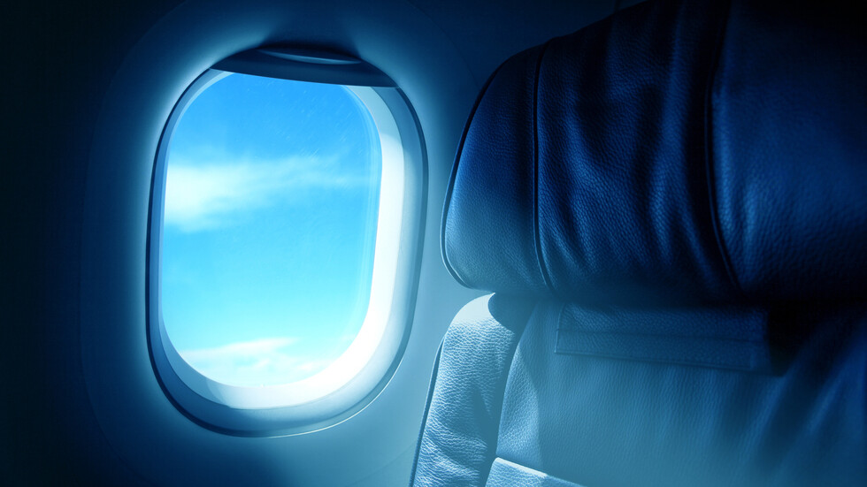 لماذا يجب أن تتوقف فورا عن حجز مقعد بجانب النافذة على متن الطائرة؟