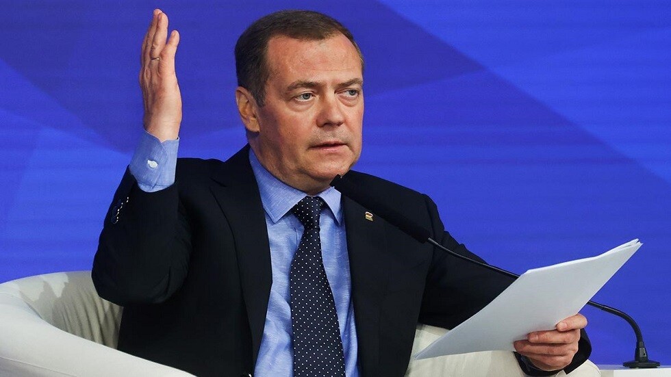 مدفيديف يدعو لإنشاء نظام دفاع جوي موثوق في منطقة العملية العسكرية الخاصة