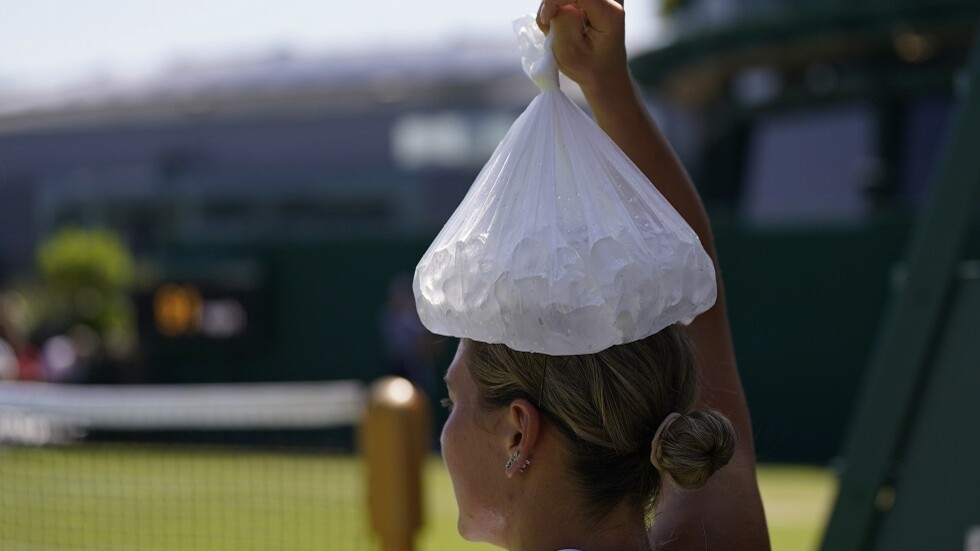 شاهد.. ردة فعل لاعبة خاسرة على تهنئة صحفي لها بالفوز!