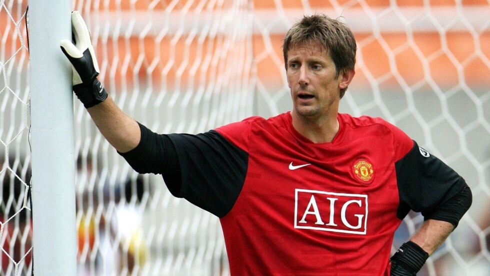 مانشستر يونايتد يعلق على دخول حارسه السابق فان دير سار العناية المركزة