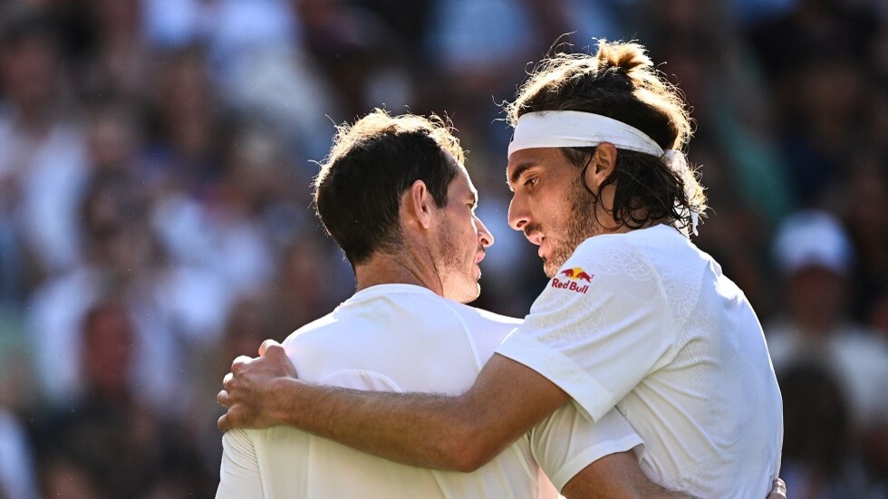 حفيد "الإغريق" تسيتسيباس يخرج من عنق الزجاجة (فيديو)