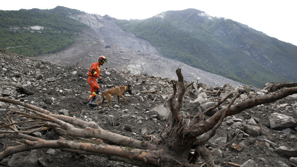 فقدان 9 أشخاص جراء انهيار أرضي وسط الصين