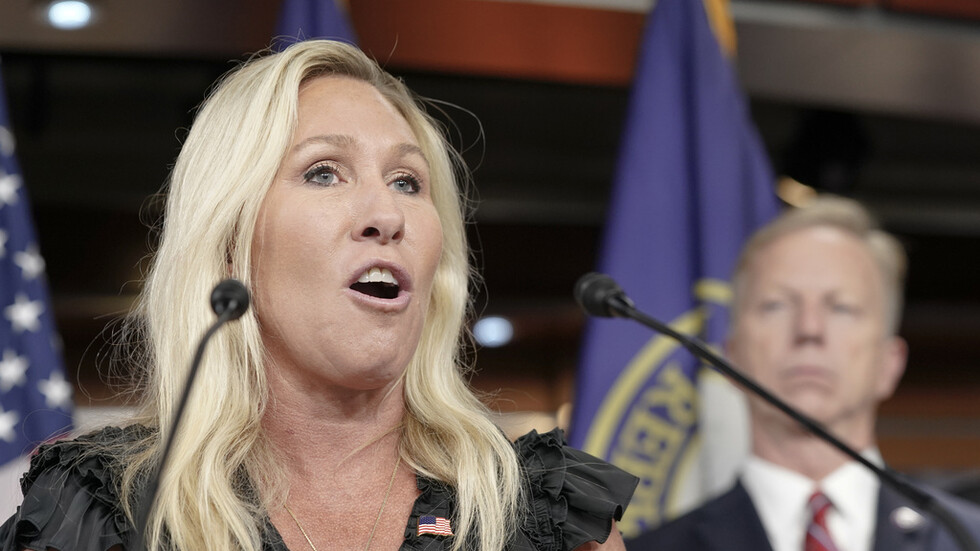 قرار بايدن تزويد أوكرانيا بذخائر عنقودية يثير الذعر في الكونغرس