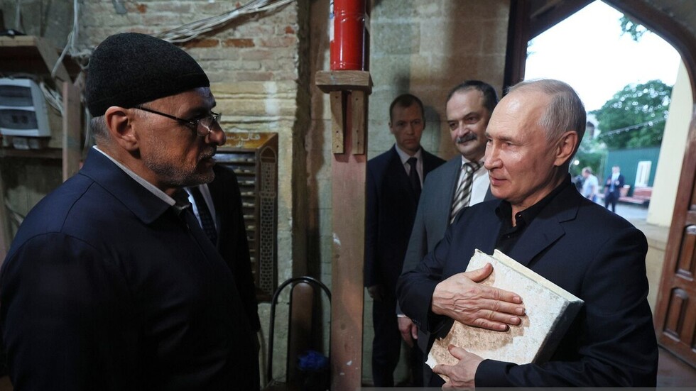 لبنان.. لوحات إعلانية تحمل صورة بوتين يحتضن القرآن الكريم (صور)