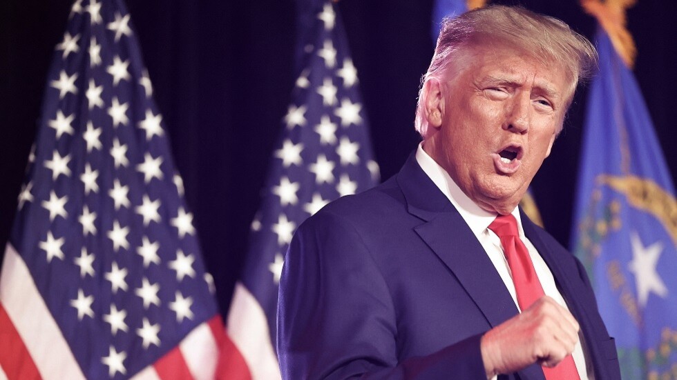 شاهد.. مقاتل يسقط خصمه بالضربة القاضية ويقفز من فوق القفص لمصافحة ترامب