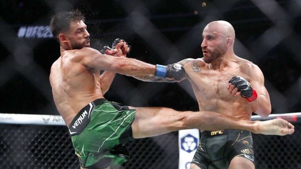 شاهد.. فولكانوفسكي يكتسح متحديه المكسيكي يائير رودريغيز