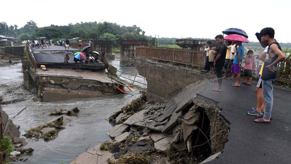 الهند.. فيضانات عارمة وانزلاقات أرضية تقتل 15 شخصا شمالي البلاد (فيديو)
