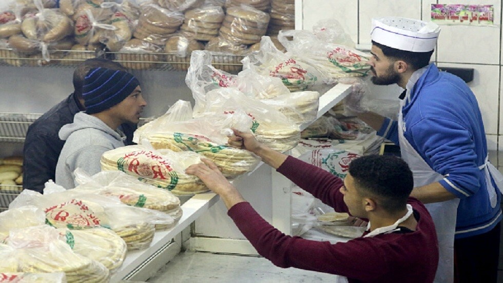 مسؤول أردني يكشف عن استخدام مواد مضرة في صناعة الخبر والحمص ومنتجات غذائية أخرى وتم منعها