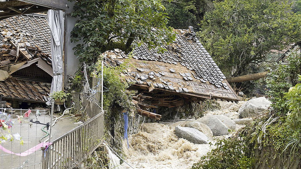 اليابان.. مقتل شخصين وفقدان 6 على الأقل بسبب الفيضانات (فيديو)