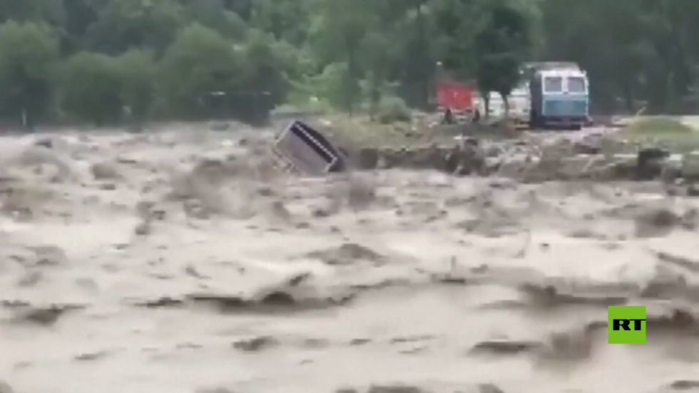 شاهد.. فيضانات تجرف السيارات والحافلات في الهند