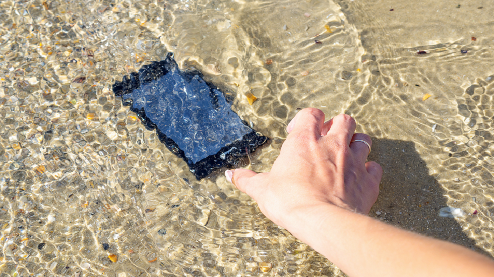 بعيدا عن وضعه في الأرز.. اختراق "آيفون" سينقذك إذا أسقطت هاتفك في الماء!