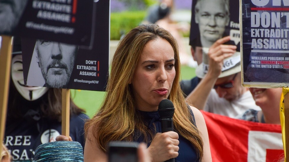 زوجة جوليان أسانج تناشد الرئيس الأمريكي العفو عنه