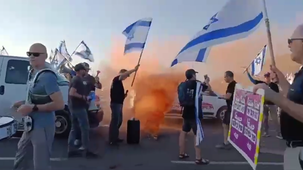 اندلاع احتجاجات في إسرائيل بعد تمرير مشروع قانون يقوض صلاحيات القضاء (فيديو)