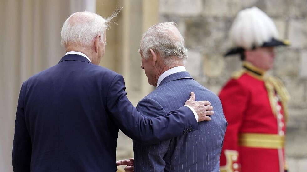 مصدر ملكي بريطاني يعلل "خرق" بايدن للبروتوكول
