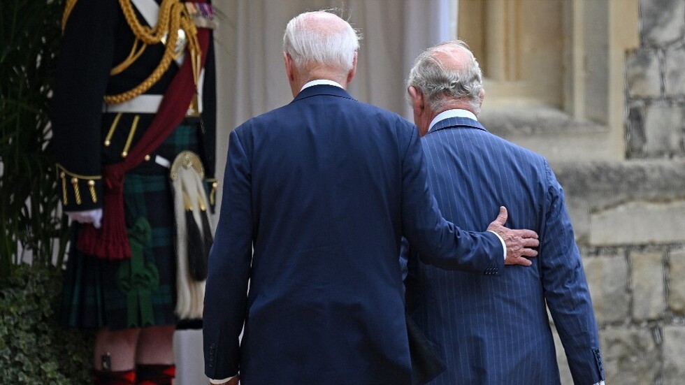 "تلغراف" تفسر لمس بايدن لظهر الملك تشارلز