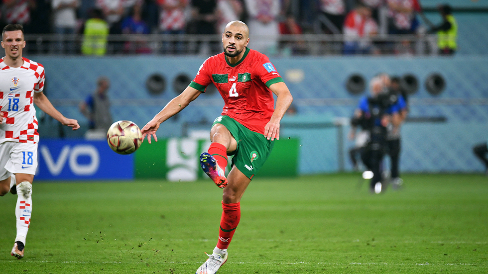 عملاق الدوري الإنجليزي يبدأ المفاوضات لضم المغربي أمرابط