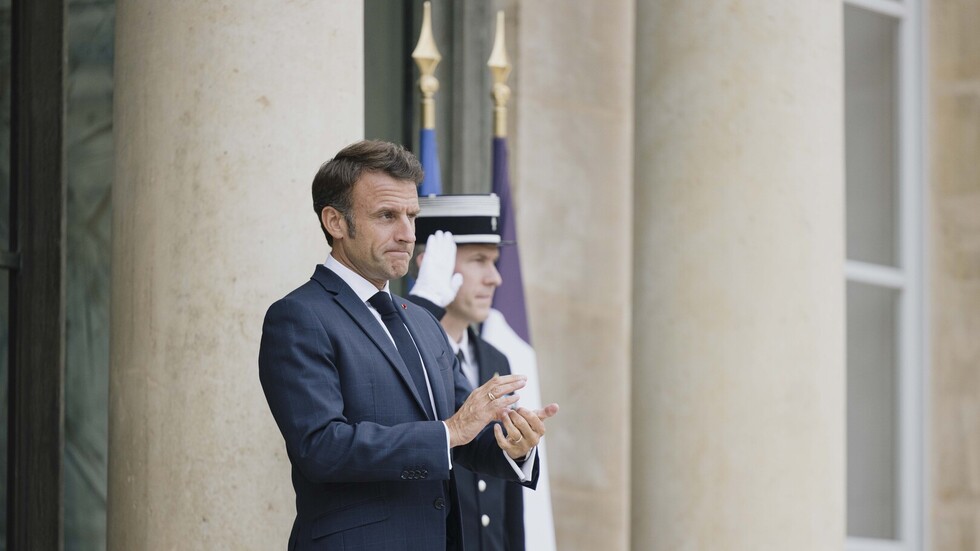 صحيفة: طرد يحمل 