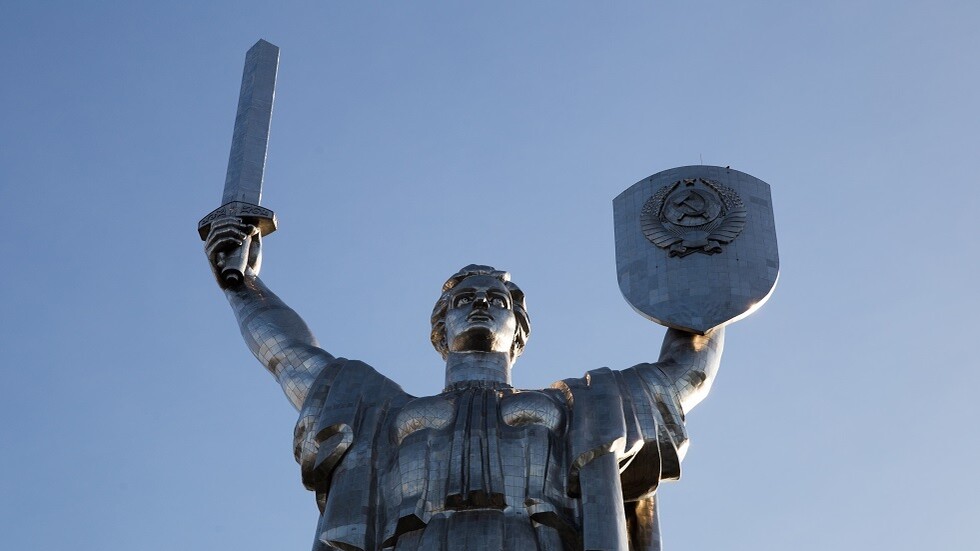 سلطات كييف تسمح باستبدال الشعار السوفيتي على نصب "الوطن الأم"