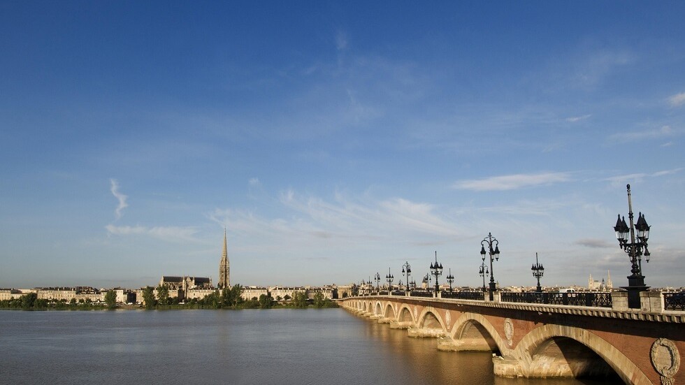 جزائري ينقذ فرنسية ألقت بنفسها في نهر غارون ببوردو (صورة + فيديو)