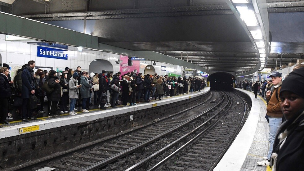 فرنسا.. راكب يهاجم شرطيا ويستولي على مسدسه داخل قطار سريع