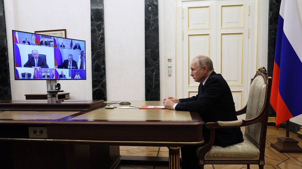 بوتين يبحث مع أعضاء مجلس الأمن الروسي توفير حماية إضافية للمنشآت الحيوية