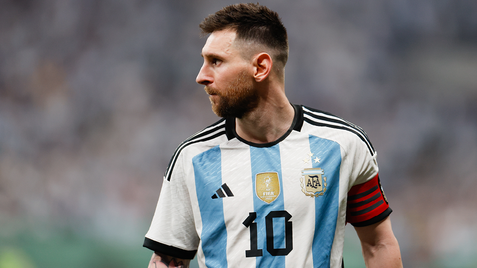 لماذا تبرز كتل غريبة في ركبة ميسي؟ (صور)