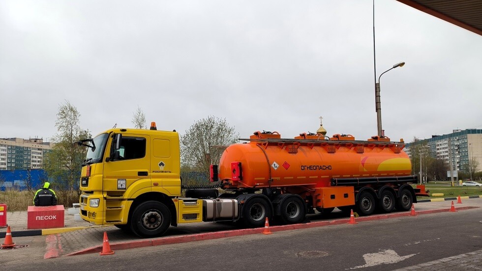 خبيرة لـRT: فعلها بوتين وعلم الغرب درس "النووي الاقتصادي" وجعل عاصفة سقف النفط الروسي زوبعة في فنجان