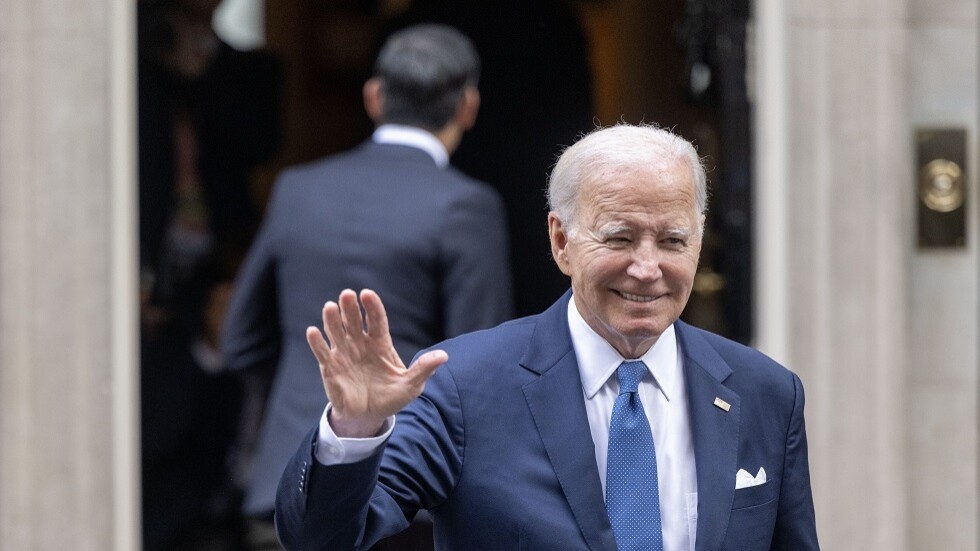 تصرف غير متوقع بعد عثراته وزلات لسانه.. بايدن "يرعب" طفلة صغيرة ويحاول عضها.. فيديو