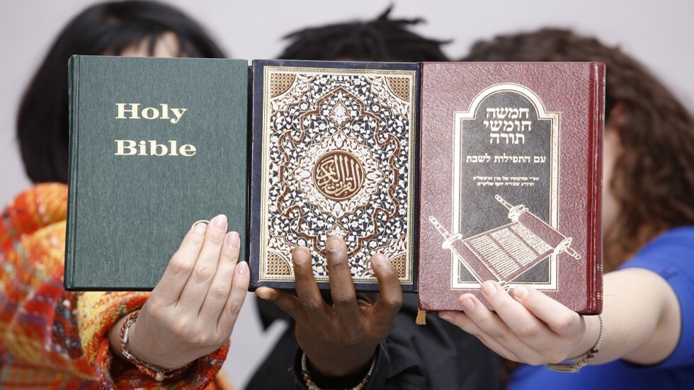 وسائل إعلام: منظم الاحتجاج في ستوكهولم يرفض حرق التوراة والإنجيل ويعتبره غير مقبول