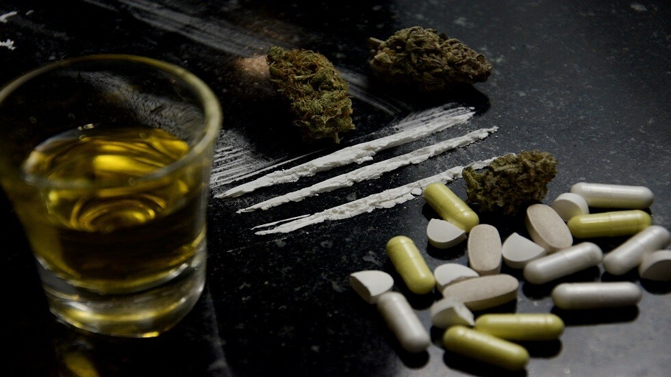 مصر.. ضبط مسافر في مطار القاهرة الدولي وبحوزته "كوكتيل" مخدرات (صور)