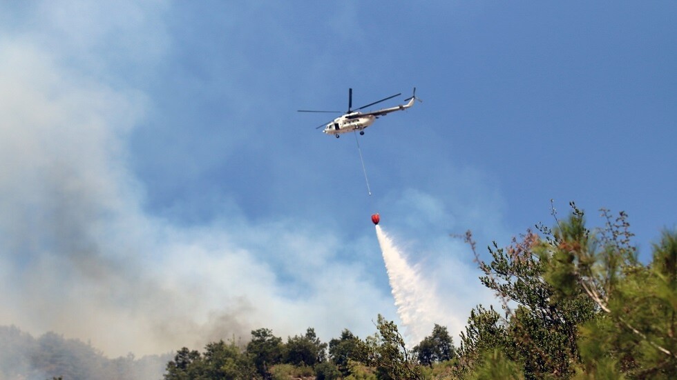 حريق ضخم في هاتاي التركية على الحدود مع سوريا (فيديو)