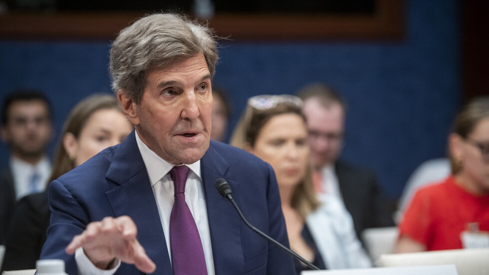 كيري يحث الصين على تكثيف جهودها بشأن المناخ