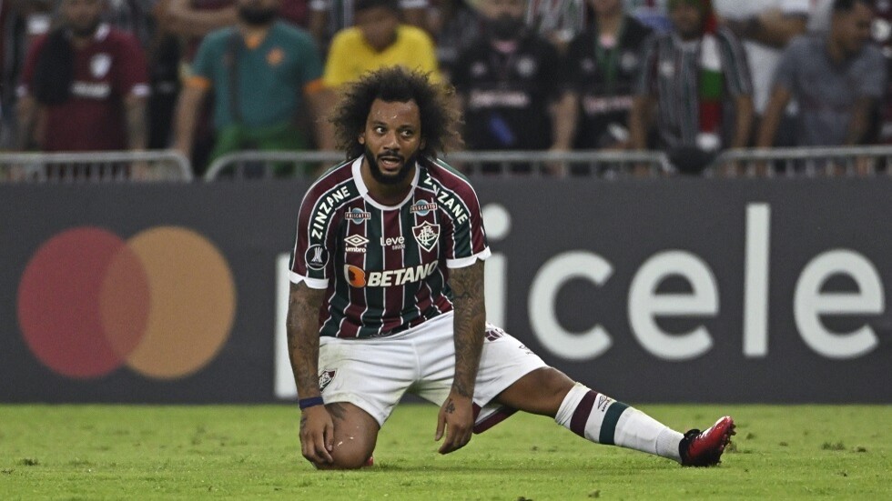 شاهد.. مارسيلو يتعرض لتدخل عنيف بسبب "كوبري"