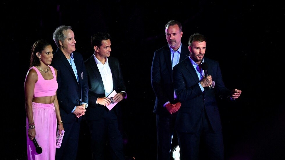 كاد أن يسقط.. بيكهام يترنح خلال حفل تقديم ميسي (فيديو)