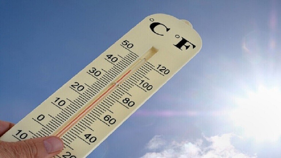 كويتي ينشر شريط فيديو عن تسجيل منطقة في بلاده درجة حرارة "جهنمية".. أكثر من 70 (فيديو)