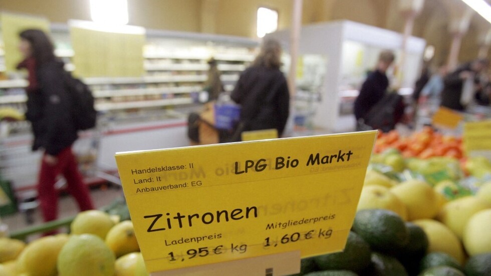 "وول ستريت جورنال": الأوروبيون يزدادون فقرا