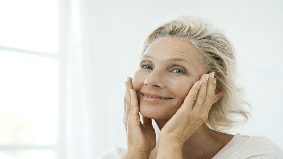 كيف يمكن للبكتيريا "الجيدة" الموجودة على جلدك أن تعالج البقع والتجاعيد؟!