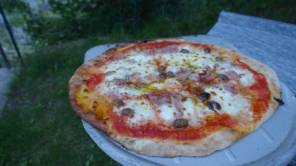 جدل كبير بعد انتشار شريط فيديو لسائحة أعدت البيتزا بنيران حمم بركان نشط (فيديو+صور)