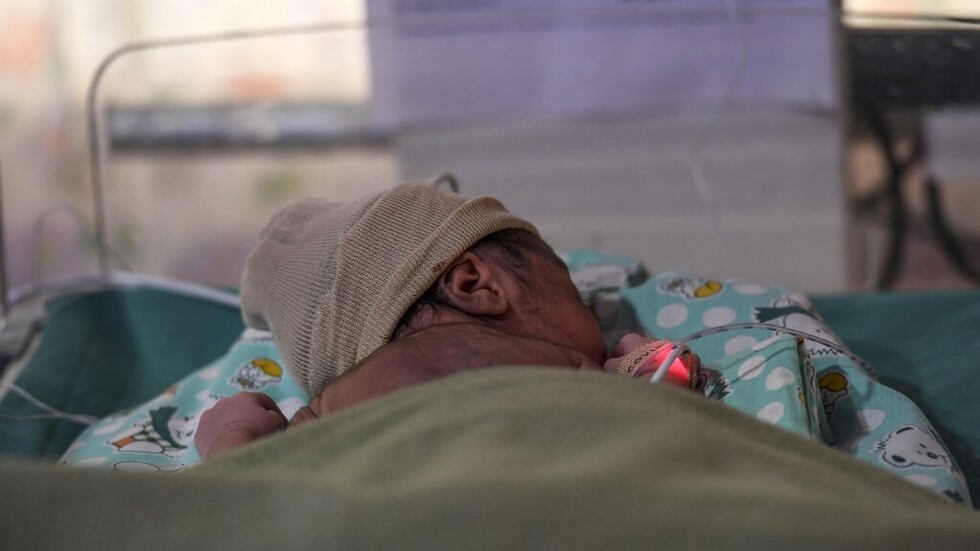 لبنان.. كلب شارد يجر طفلة حديثة الولادة وضعت في كيس للقمامة