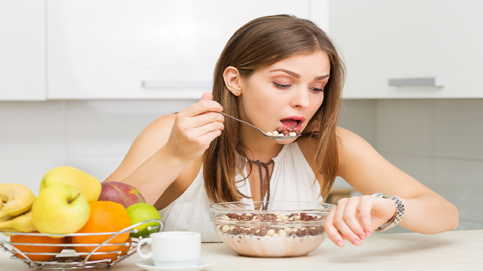 تناول وجبة الإفطار في وقت متأخر قد يزيد خطر إصابتك بمرض خطير!