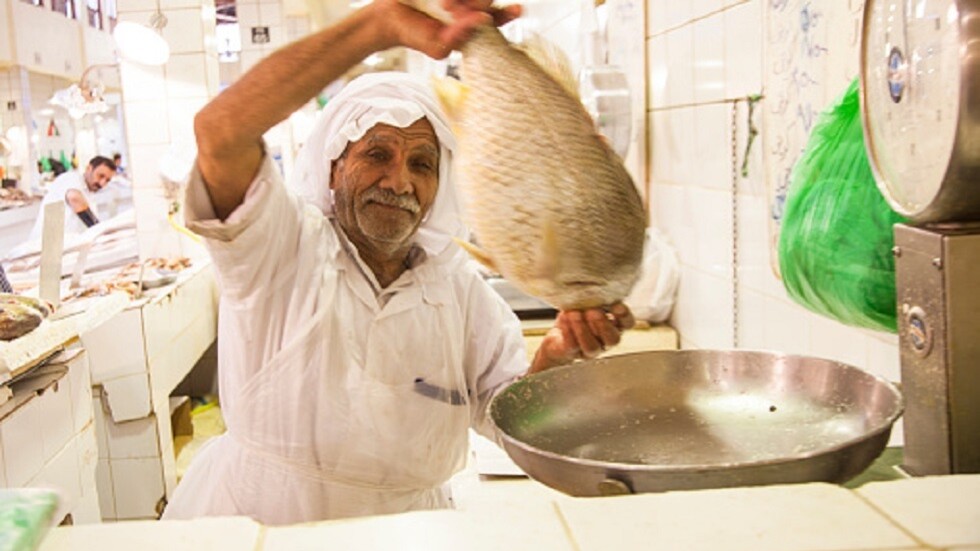 "إنها مشكلة عالمية".. سفارة بريطانيا توضح اللغط حول وجود جزيئات البلاستيك في أسماك الكويت