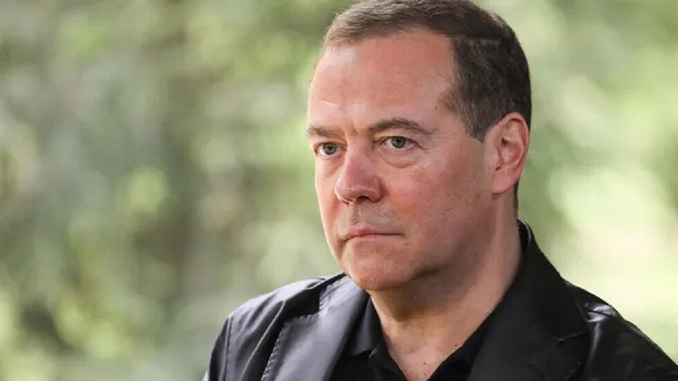 مدفيديف يستذكر أغنية "الأمريكي الأبله" بعد وصف بايدن نفسه بأنه "ذكاء اصطناعي"