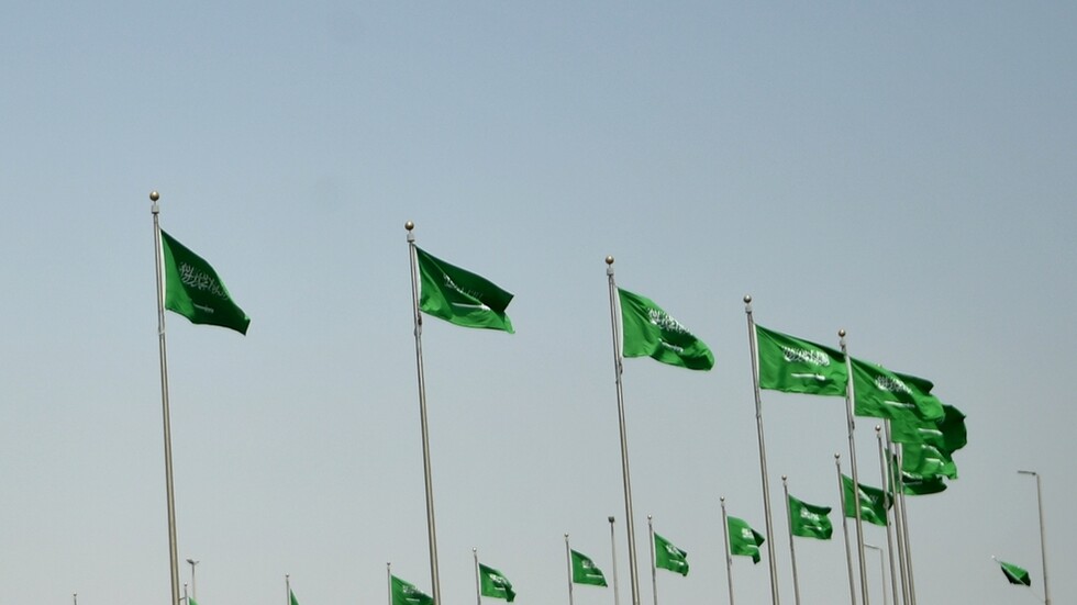 السعودية.. القبض على يمني وثق سرقة قبعة الفنان محمد عبده من مقر إقامته بنجران (فيديو)