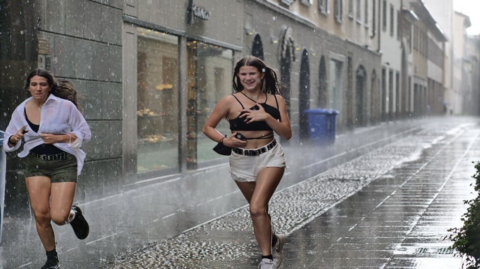 إيطاليا.. سيول ممزوجة بحبات برد ضخمة بعد موجة حر شديدة ضربت البلاد (فيديو+صور)